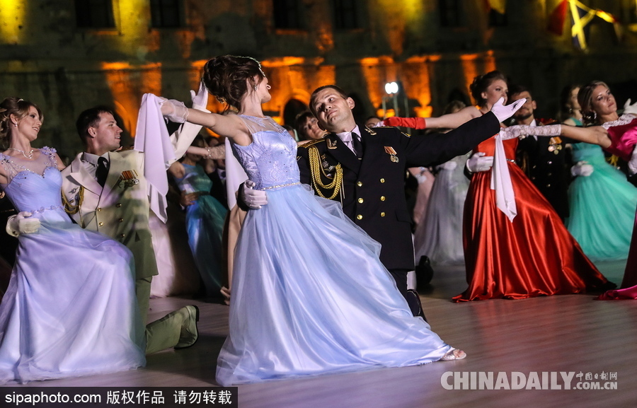 俄羅斯塞瓦斯托波爾軍官舞會(huì) 似“王子公主”高貴優(yōu)雅
