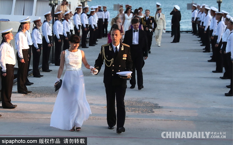 俄羅斯塞瓦斯托波爾軍官舞會(huì) 似“王子公主”高貴優(yōu)雅