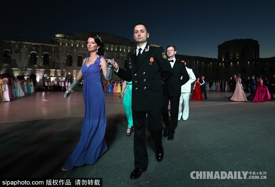 俄羅斯塞瓦斯托波爾軍官舞會 似“王子公主”高貴優雅