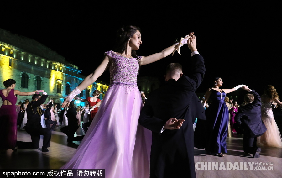 俄羅斯塞瓦斯托波爾軍官舞會 似“王子公主”高貴優雅