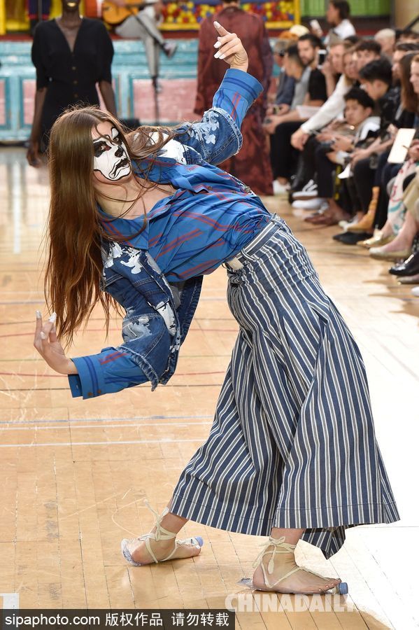 喝完的飲料瓶不要扔 可以踩在腳下當(dāng)鞋穿！