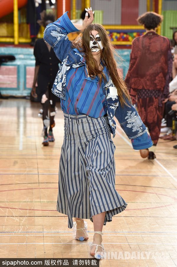 喝完的飲料瓶不要扔 可以踩在腳下當(dāng)鞋穿！