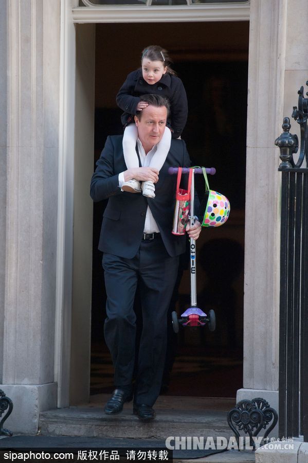 從一本正經到逗趣可愛 盤點政界王室老爸與兒女的相處之道