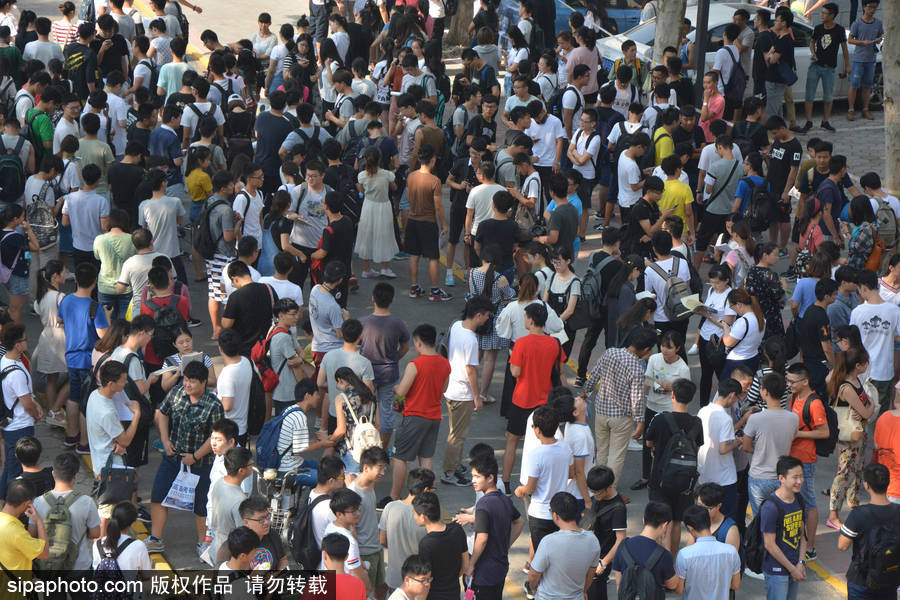 山東聊城：2017全國大學英語四六級開考 場面火爆堪比“春運”現(xiàn)場