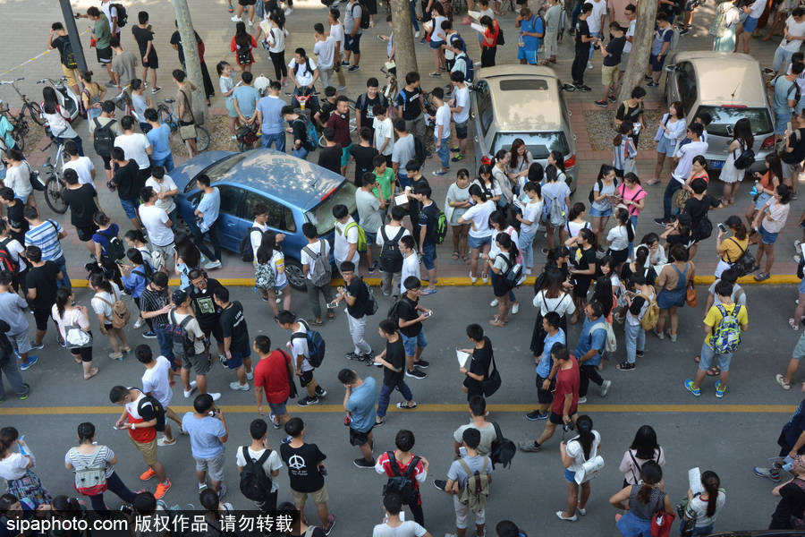 山東聊城：2017全國大學英語四六級開考 場面火爆堪比“春運”現場