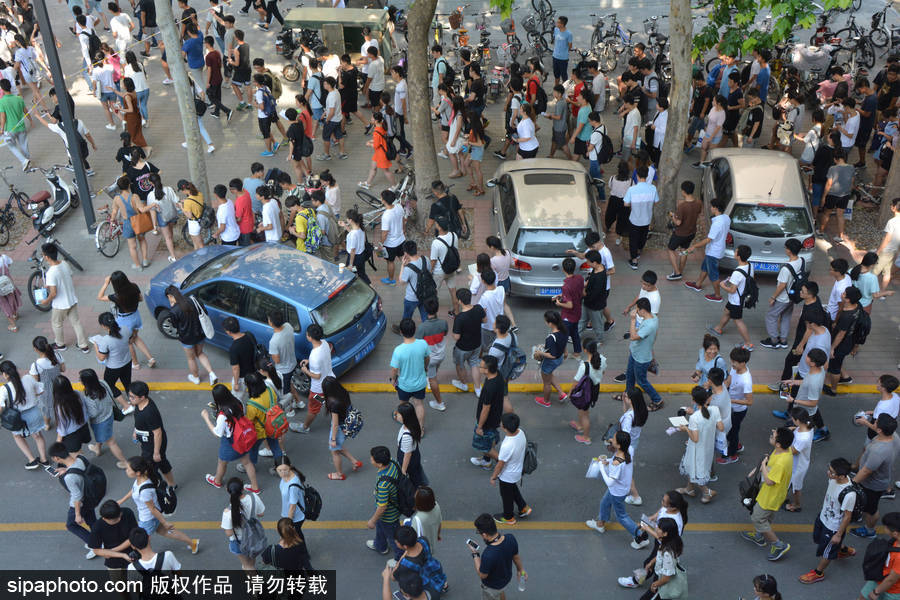 山東聊城：2017全國大學英語四六級開考 場面火爆堪比“春運”現場