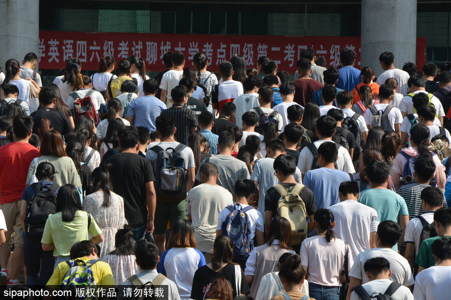 山東聊城：2017全國大學英語四六級開考 場面火爆堪比“春運”現場