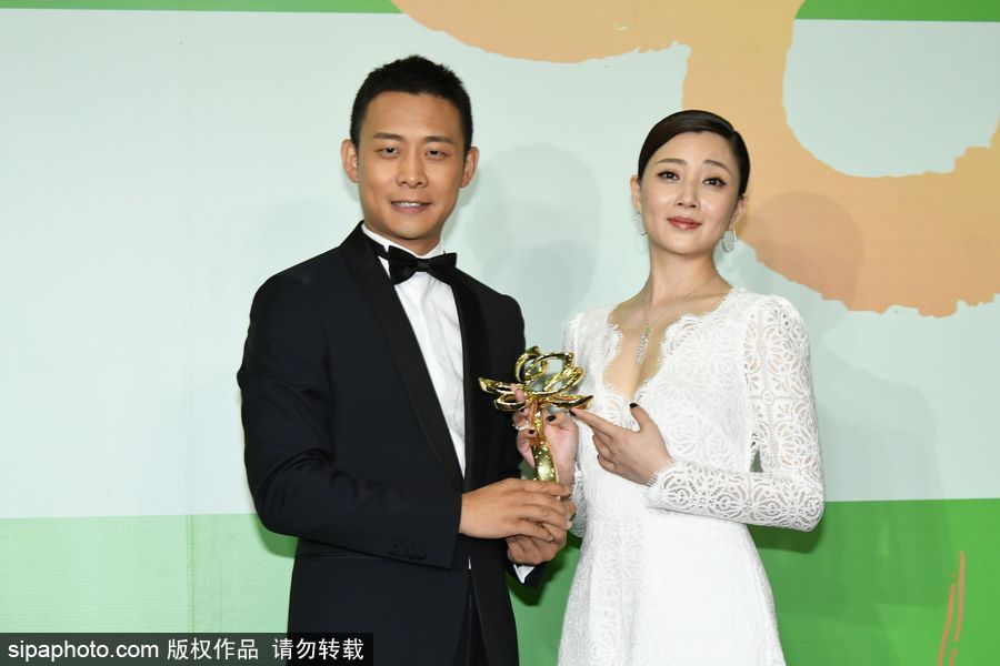 上海電視節白玉蘭獎 張譯殷桃憑《雞毛飛上天》分獲最佳男女主角