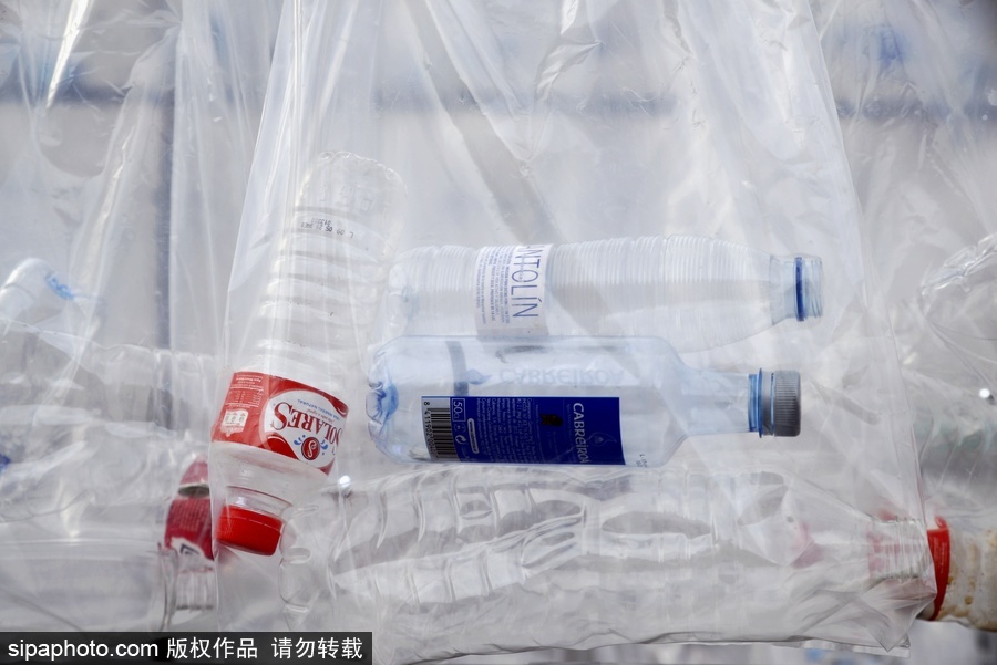 西班牙廢棄物“城堡” 藝術家用廢棄塑料袋瓶子打造街頭裝置