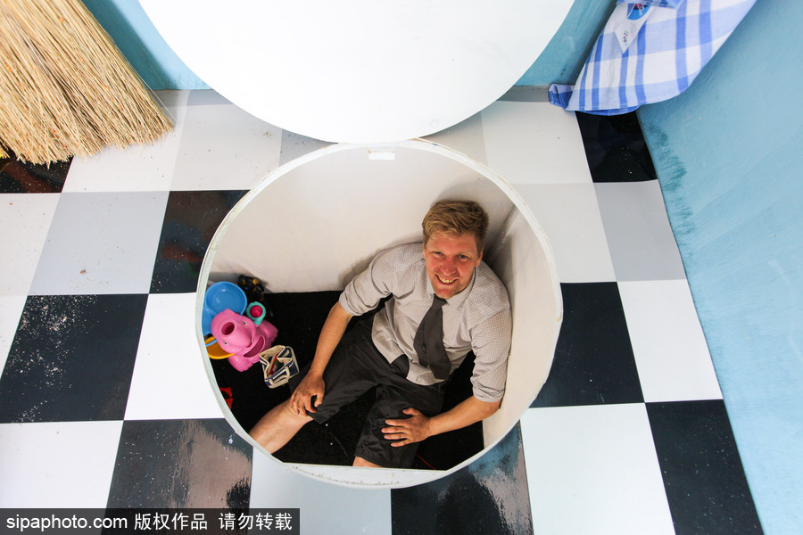 英國奇葩發(fā)明家打造世界首座海灘地下小屋