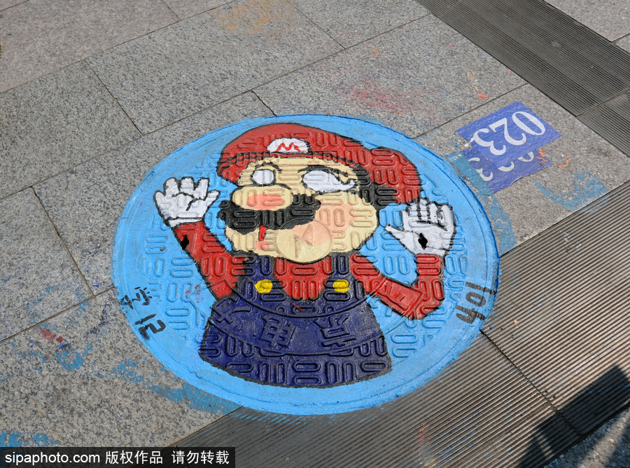 北京：又是一年畢業季 畢業生動漫井蓋彩繪告別校園
