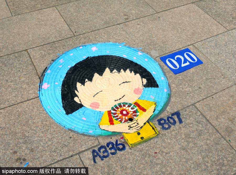 北京：又是一年畢業季 畢業生動漫井蓋彩繪告別校園