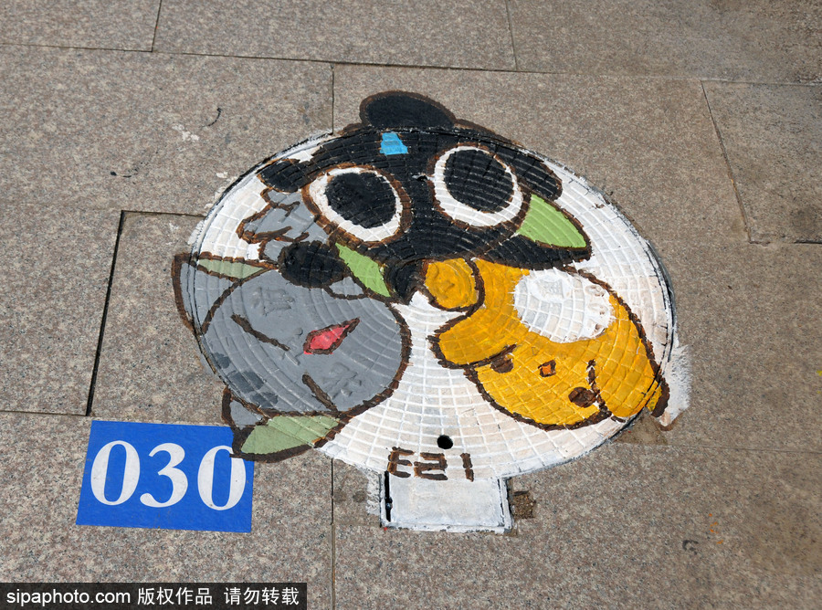 北京：又是一年畢業(yè)季 畢業(yè)生動漫井蓋彩繪告別校園