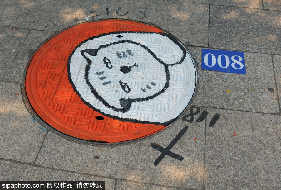 北京：又是一年畢業(yè)季 畢業(yè)生動漫井蓋彩繪告別校園