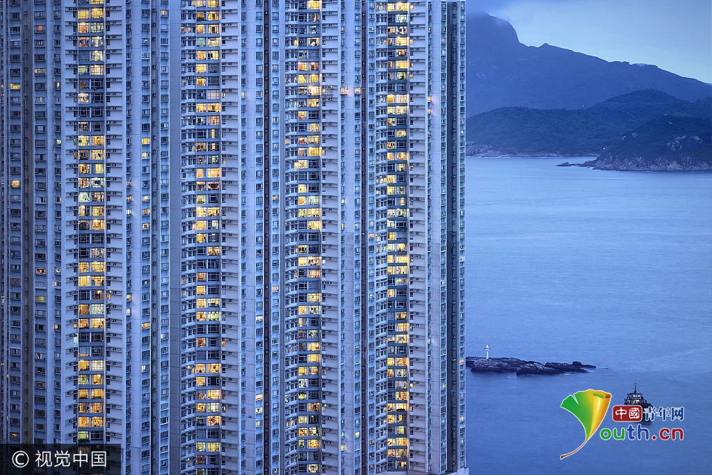 鏡頭下的“藍色香港” 華燈初上縹緲幽靜