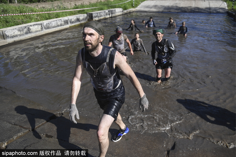 俄羅斯舉行“英雄種族”障礙賽 猛男美女泥地摸爬滾打