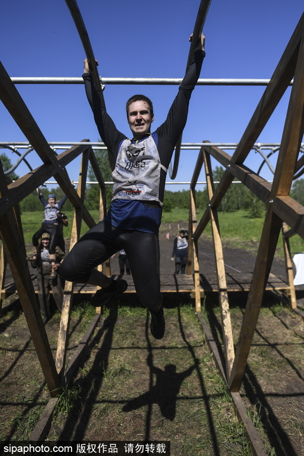 俄羅斯舉行“英雄種族”障礙賽 猛男美女泥地摸爬滾打