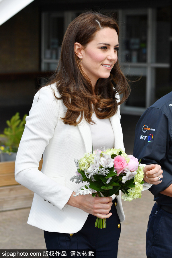 英國凱特王妃出席活動(dòng)著裝簡約干練
