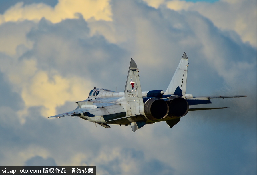 沖上云霄 俄羅斯戰(zhàn)機航空團訓(xùn)練大片既視感