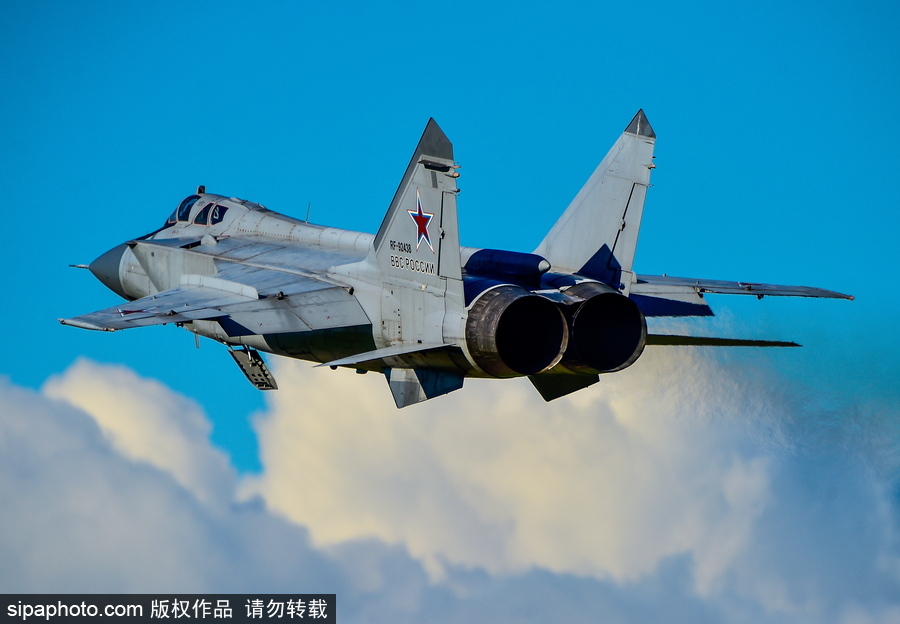 沖上云霄 俄羅斯戰(zhàn)機航空團訓(xùn)練大片既視感