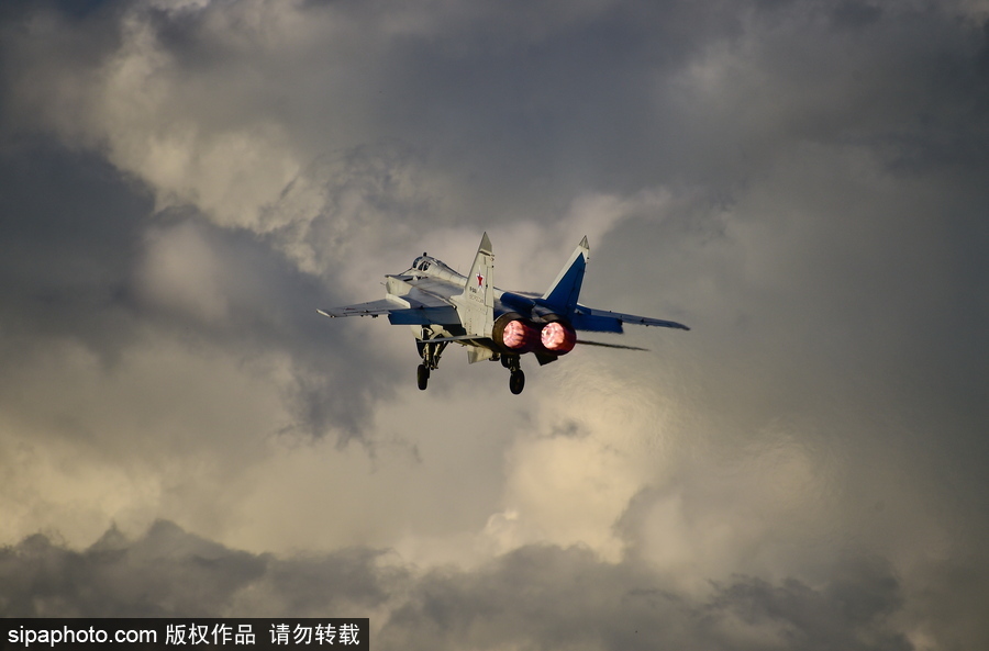 沖上云霄 俄羅斯戰(zhàn)機航空團訓練大片既視感