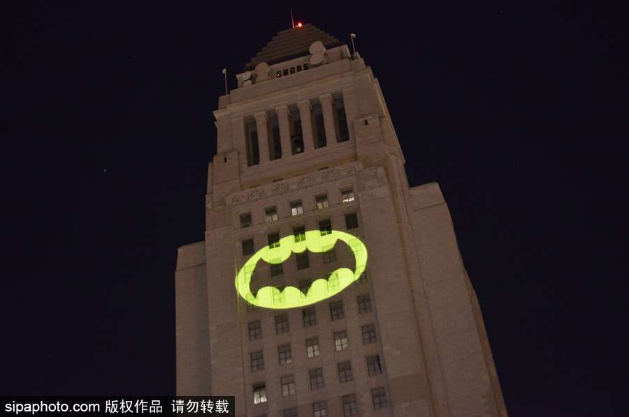 洛杉磯市政廳大樓亮蝙蝠俠信號燈 悼念“蝙蝠俠”飾演者亞當(dāng)·韋斯特