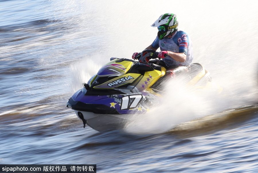 驚險(xiǎn)刺激！俄羅斯水上摩托艇錦標(biāo)賽 眾高手上演水面版速度與激情