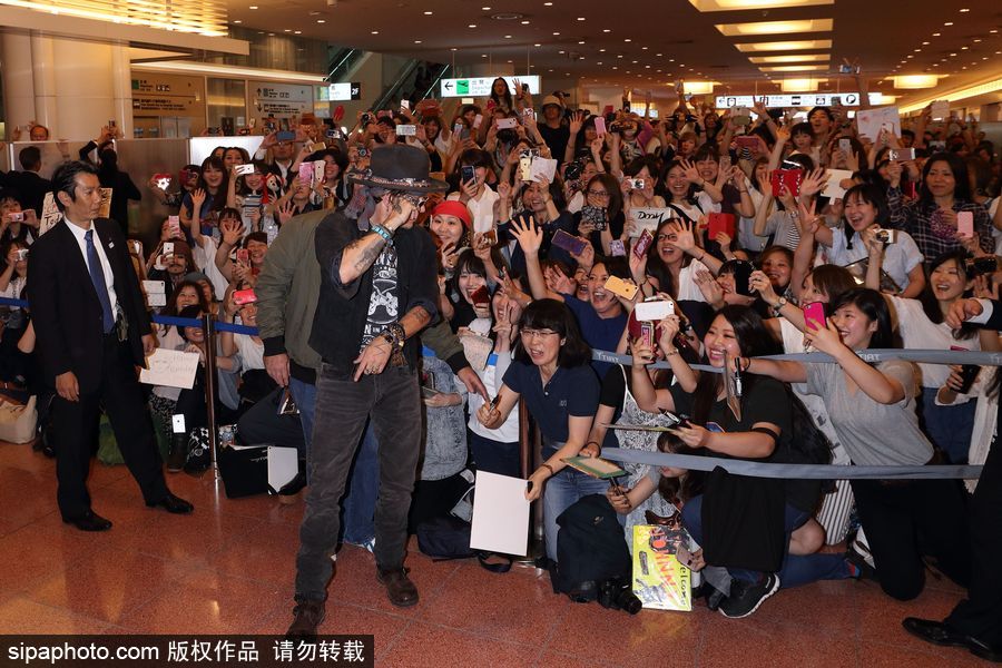 德普抵日與大批粉絲合影跪地耍酷