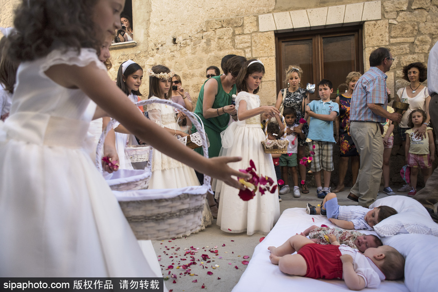 最另類的洗禮 西班牙奇葩節(jié)日之跳嬰節(jié)