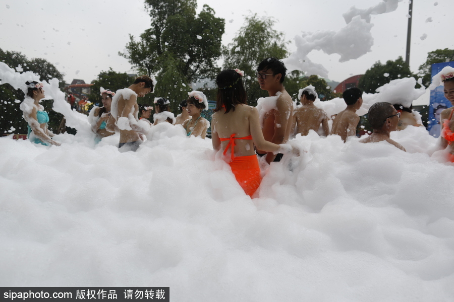 畢業(yè)就結(jié)婚！杭州情侶畢業(yè)生舉行泡沫集體婚禮