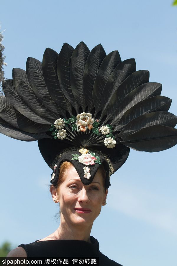 英國皇家阿斯科特賽馬會開幕 美女云集“貌美如花”