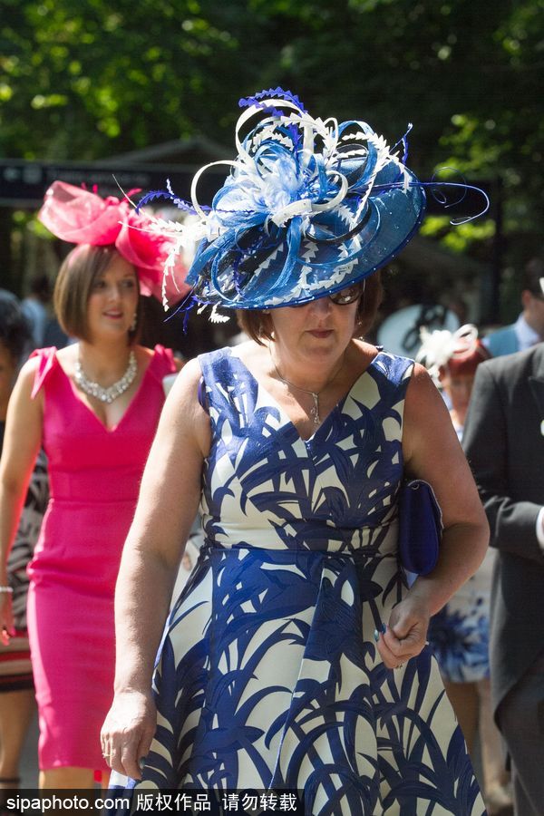英國(guó)皇家阿斯科特賽馬會(huì)開幕 美女云集“貌美如花”