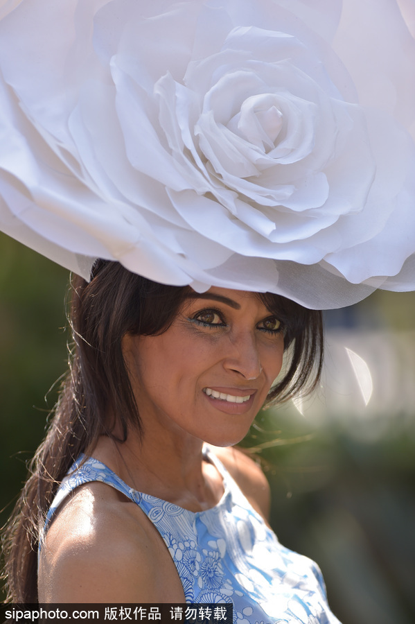 英國(guó)皇家阿斯科特賽馬會(huì)開幕 美女云集“貌美如花”