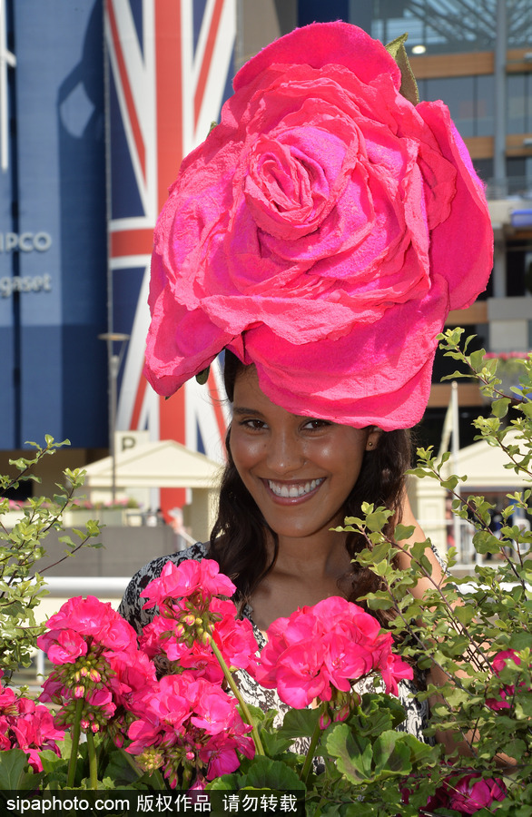 英國皇家阿斯科特賽馬會開幕 美女云集“貌美如花”