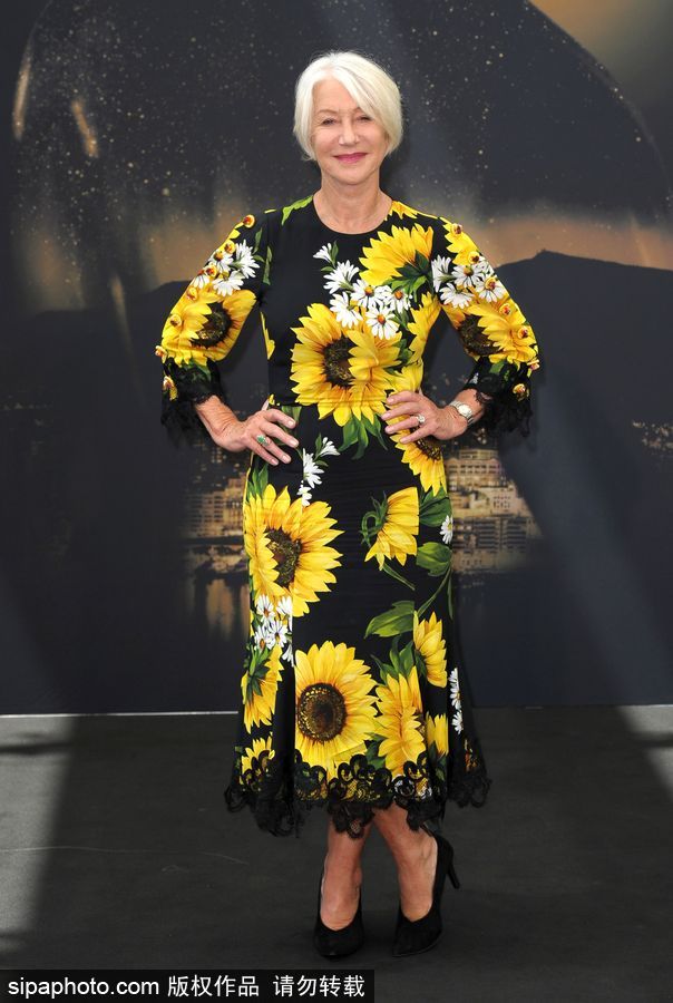 海倫·米倫穿太陽(yáng)花圖案連身裙優(yōu)雅有風(fēng)范