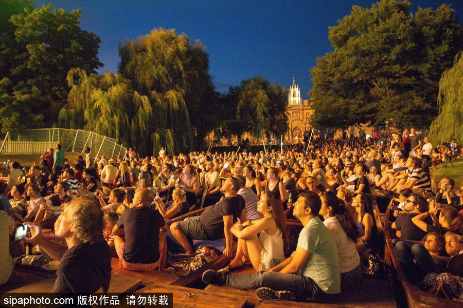 劍橋大學五月舞會煙火盛宴 璀璨奪目點亮夜空