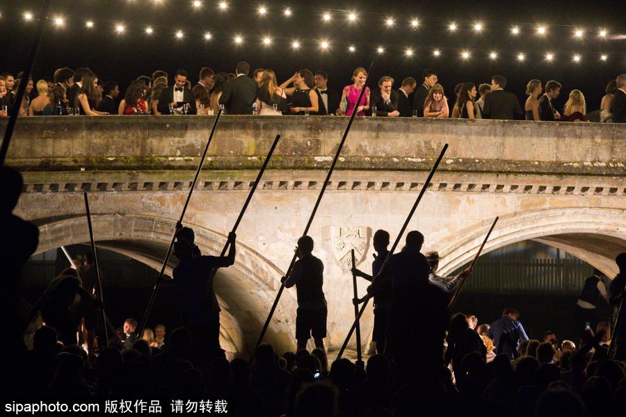 劍橋大學五月舞會煙火盛宴 璀璨奪目點亮夜空