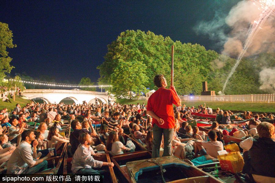 劍橋大學(xué)五月舞會(huì)煙火盛宴 璀璨奪目點(diǎn)亮夜空