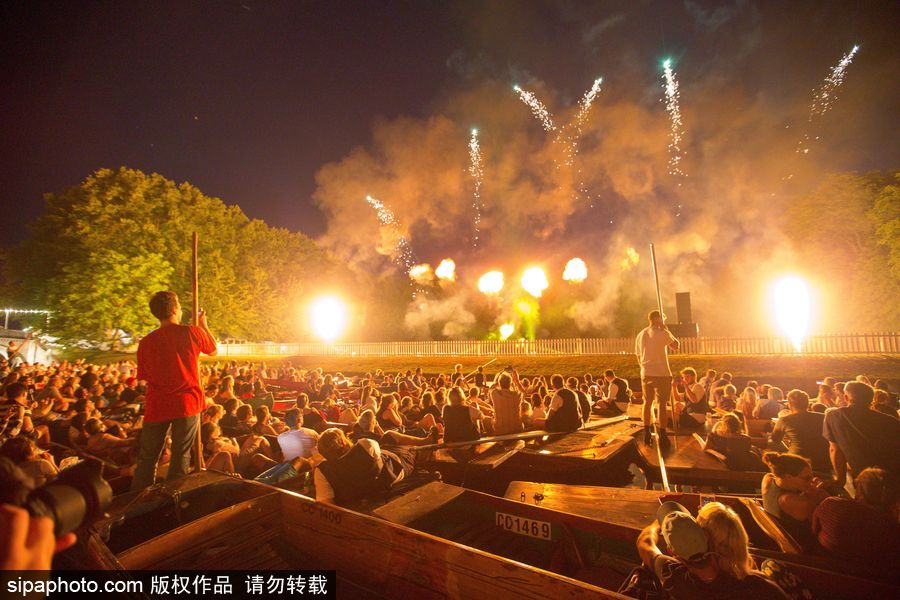 劍橋大學(xué)五月舞會煙火盛宴 璀璨奪目點(diǎn)亮夜空