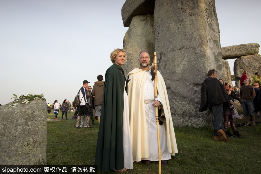 英國民眾聚集史前巨石陣 慶祝夏至日到來