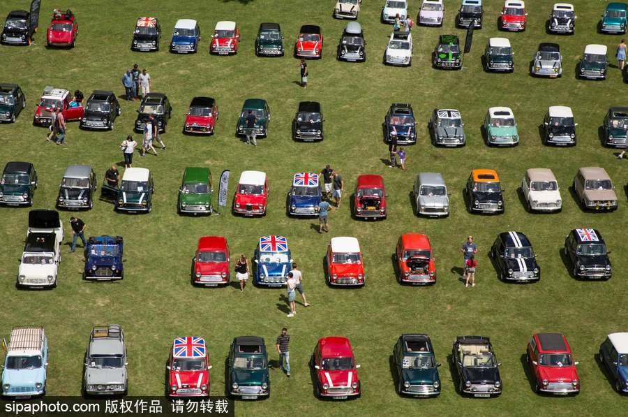 不老的經(jīng)典 法國(guó)舉行迷你車(chē)集會(huì)充滿懷舊復(fù)古氣息
