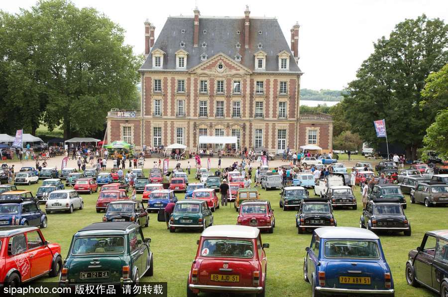 不老的經(jīng)典 法國(guó)舉行迷你車(chē)集會(huì)充滿(mǎn)懷舊復(fù)古氣息