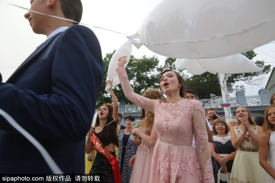 俄羅斯舉行高校畢業舞會 學生盛裝出席不輸模特