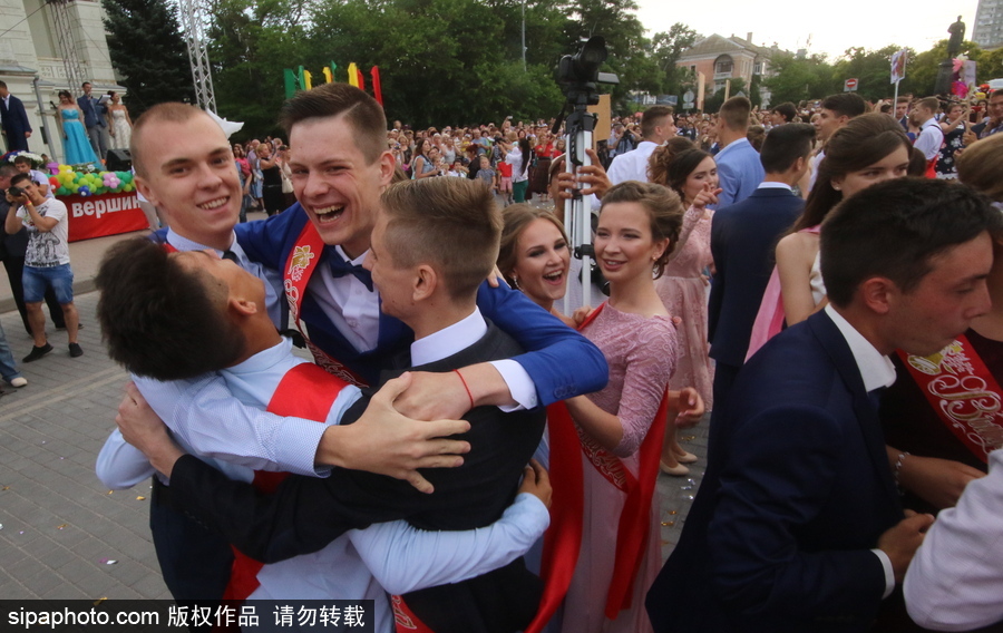 俄羅斯舉行高校畢業(yè)舞會 學生盛裝出席不輸模特