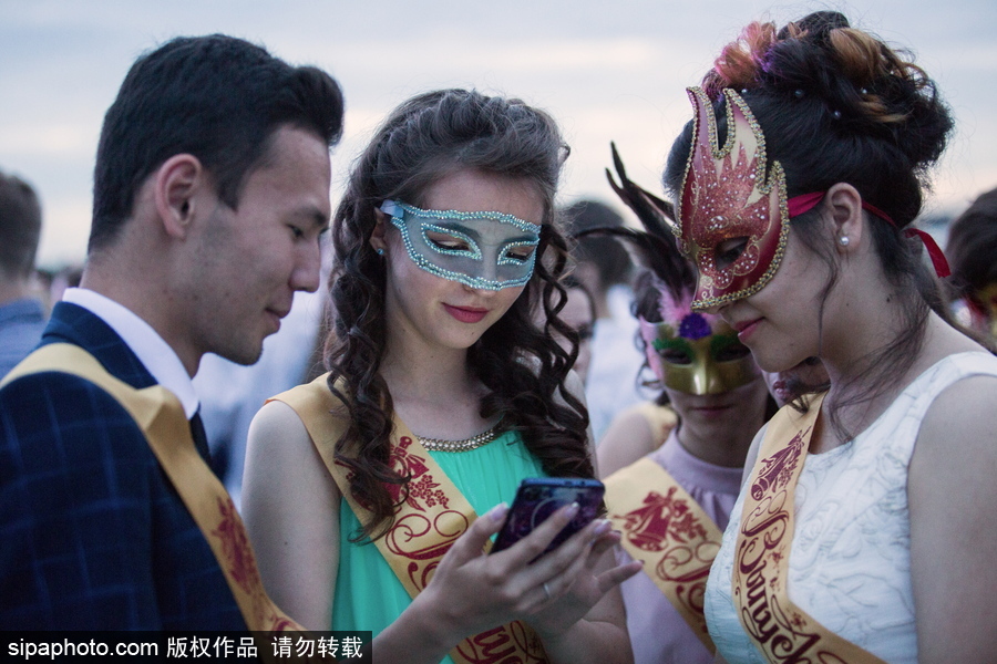 俄羅斯舉行高校畢業舞會 學生盛裝出席不輸模特