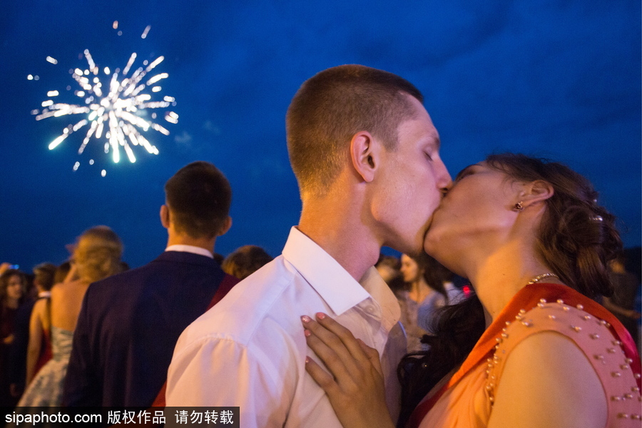 俄羅斯舉行高校畢業舞會 學生盛裝出席不輸模特