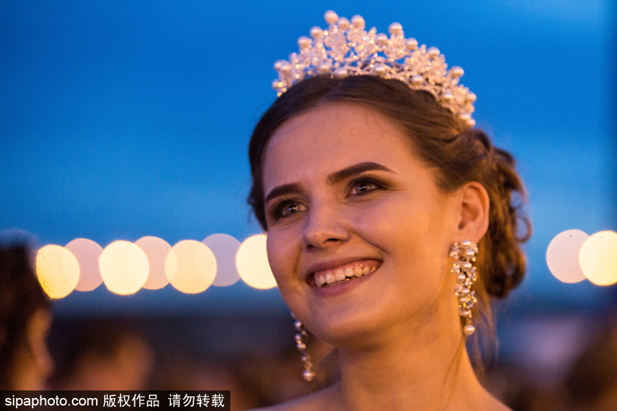 俄羅斯舉行高校畢業舞會 學生盛裝出席不輸模特