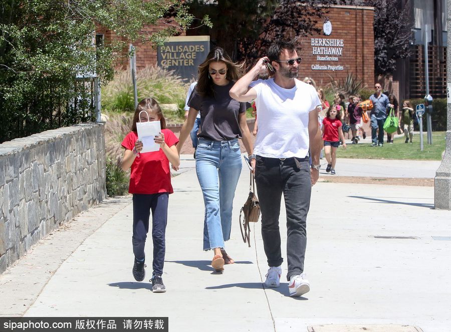 維密超模安布羅休一家出街 女兒安雅金發飄飄美貌吸睛