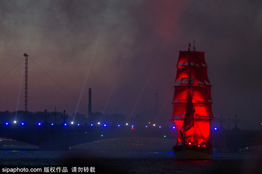 最“紅”的畢業(yè)慶典：直掛云帆濟滄海 俄羅斯舉行“紅帆節(jié)”慶祝學生畢業(yè)
