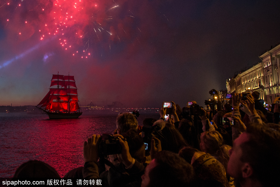 最“紅”的畢業(yè)慶典：直掛云帆濟(jì)滄海 俄羅斯舉行“紅帆節(jié)”慶祝學(xué)生畢業(yè)